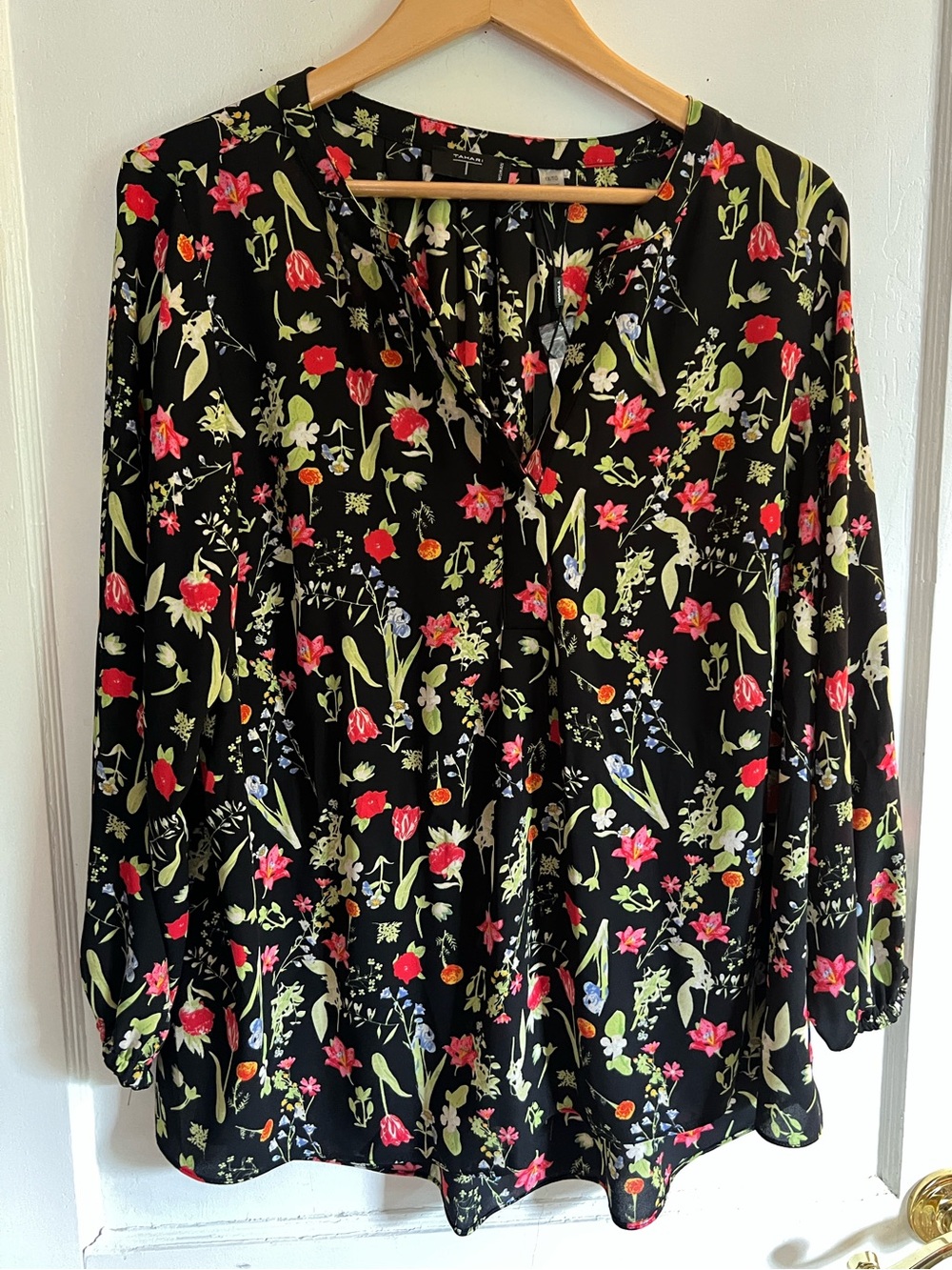 NWT Tahari Floral V-Neck Long Sleeve Blouse 🌺